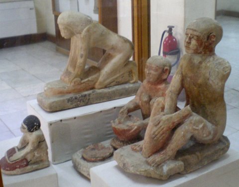 Statuettes en calcaire peint représentant des activités de la vie quotidienne. Gizeh. Ancien Empire.