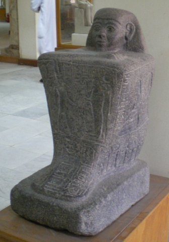 Statue-cube en calcaire d'un homme du nom de Negem. Karnak. Basse Époque.