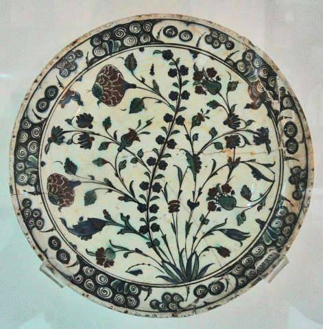 Plat émaillé à décor floral. Période islamique.