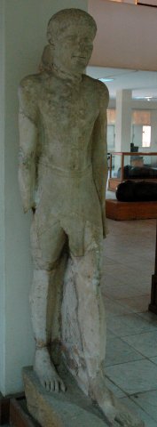 Statue en calcaire d'un jeune homme. Époque gréco-romaine.