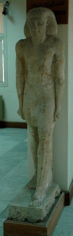 Statue en calcaire d'un jeune homme coiffé du némes. Époque gréco-romaine.
