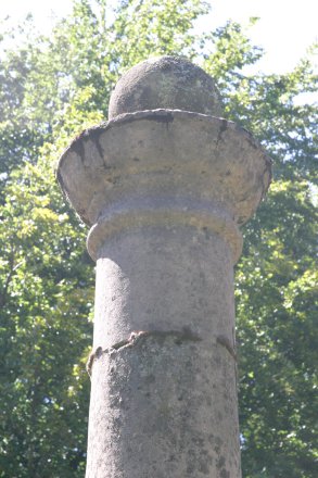 La colonne de Goetzenbruck. Le Chapiteau.