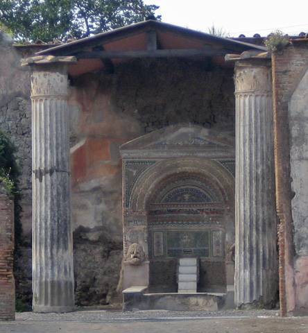Fontaine de la Maison de la grande fontaine à Pompéi.