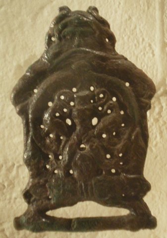Plaque de harnachement en bronze représentant le dieu des animaux. IIIe s. Hettange-Grande.