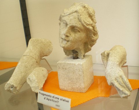 Fragments d'une statue d'Apollon. Sculpture du grand temple de Sorcy.
