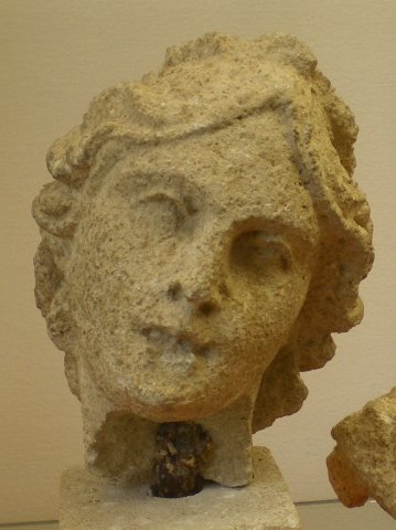 Tête d'Apollon. Sculpture du grand temple de Sorcy.