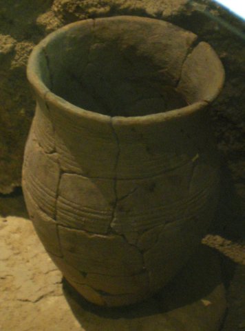 Vase campaniforme de la sépulture du jeune homme de Montenach.