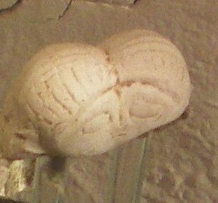 Couple enlacé. Fragment de statuette en terre cuite. Ebange-Daspich.