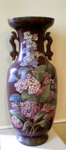 Grand vase japonisant orné de feuillage et de fleurs sur un fond imitant la laque.