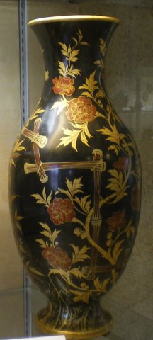 Grand vase japonisant à décor floral rouge et or sur fond noir.