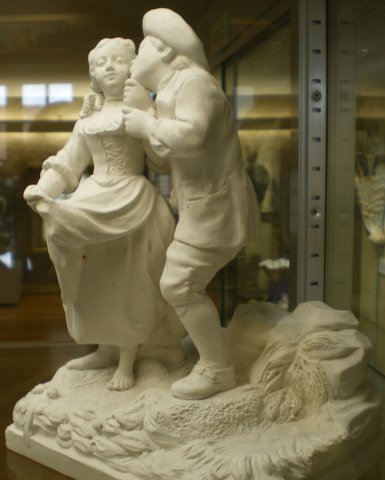 Figurine de P. L. Cyfflé. Le baiser volé.