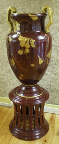 Vase rouge haricot de Chine à anses. Décor doré de feuillage et fruits de maronnier d'Inde.