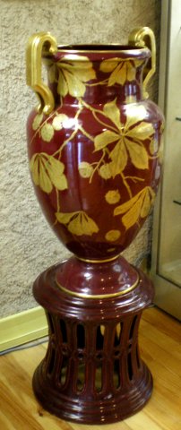 Vase rouge haricot de Chine à anses. Décor doré de feuillage et fruits de maronnier d'Inde.