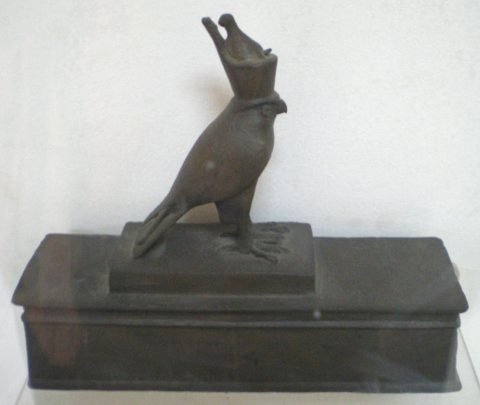 Statuette en bronze représentant le faucon Horus. Moyen Empire.