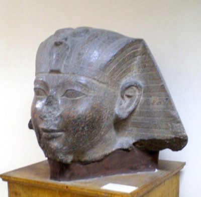 Tête de statue en granit rose de Hatshepsout. Nouvel Empire.