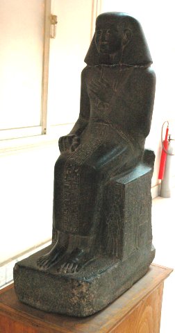 Statue en granit d'un homme assis du nom de Nakht Mout. Karnak. Nouvel Empire.