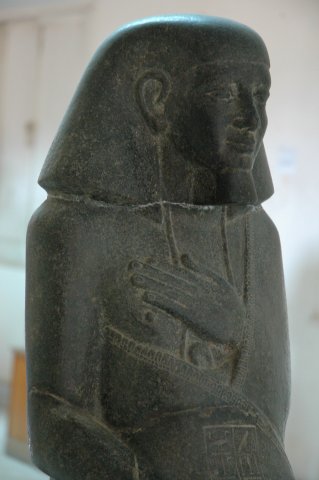 Statue en granit d'un homme assis du nom de Nakht Mout. Karnak. Nouvel Empire.