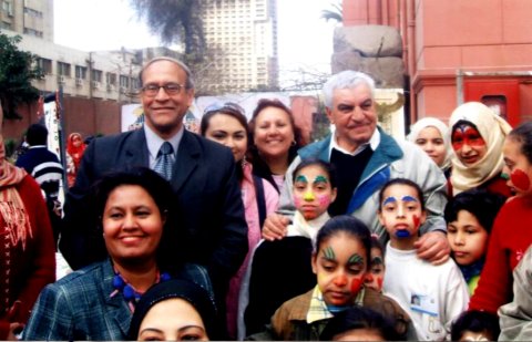 Le Dr Zahi Hawas avec notre équipe et les enfants au musée du Caire.