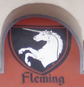 Blason de la famille Fleming sur la façade du Musée Historique.