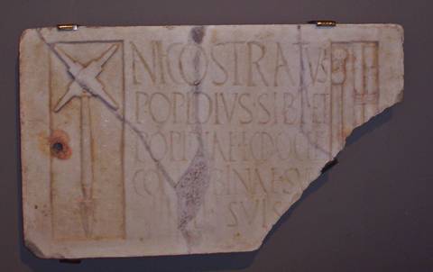 Plaque de marbre d'une tombe de la nécropole de la porte de Nocera à Pompéi.