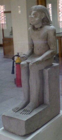Statue en calcaire de Higouy, haut fonctionnaire. Saqqara. Ancien Empire, VIe dynastie.