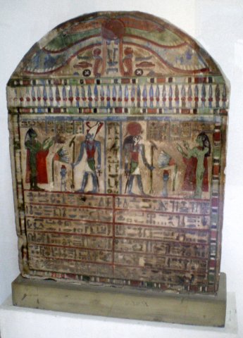 Stèle funéraire en calcaire peint. Abydos. Ancien Empire.