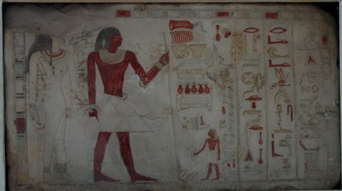 Stèle funéraire en calcaire peint d'un haut fonctionnaire et de son épouse. Saqqara. Ancien Empire.