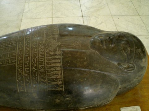Sarcophage en basalte. Saqqara. XXVIe dynastie.