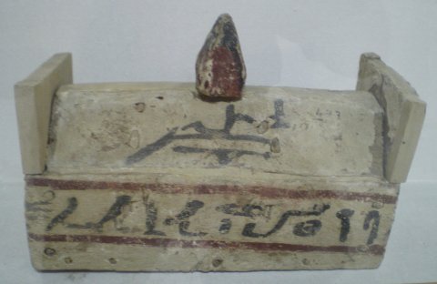 Petit sarcophage en bois avec hiéroglyphes tracés à l'encre noire. Abousir. Basse Époque.