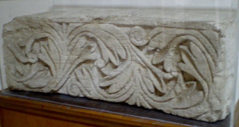 Élément d'architecture en calcaire orné de rinceaux d'acanthe. Al Model Béni Suef. Copte.