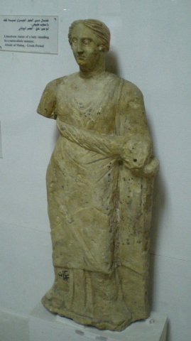 Statue en calcaire d'une femme debout. Abousir el Malaq. Période ptolémaïque.