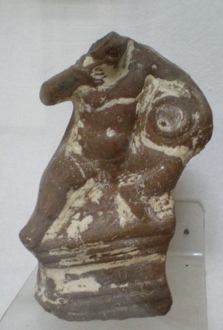 Figurine en terre cuite représentant Éros appuyé sur un vase. Période gréco-romaine.