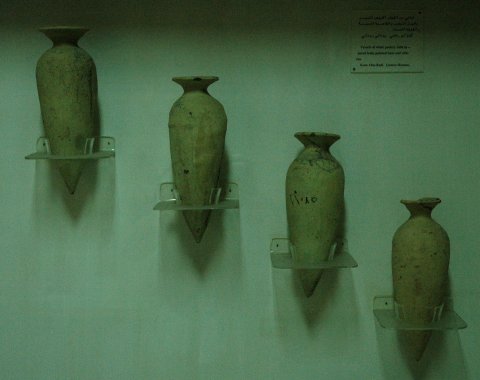 Vases en céramique blanche à col évasé et fond en pointe. Époque gréco-romaine.