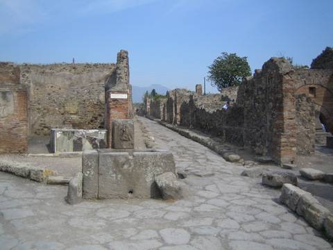 Fontaine publique à la jonction de deux rues de Pompéi.