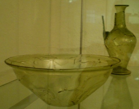 Coupe et cruche en verre trouvées dans la région thionvilloise.