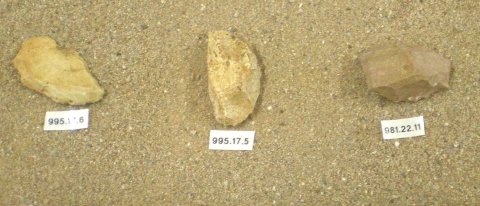 A dr. : Paléolithique Supérieur. Pierre-la-Treiche. A g. : Mésolithique. Gye.
