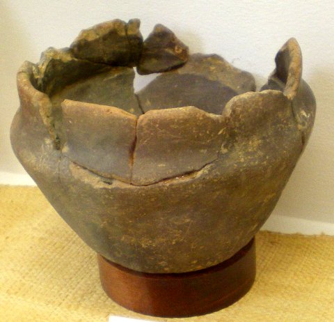 Néolithique. Vase caréné et orné. Pierre-la-Treiche, Tour des Celtes.