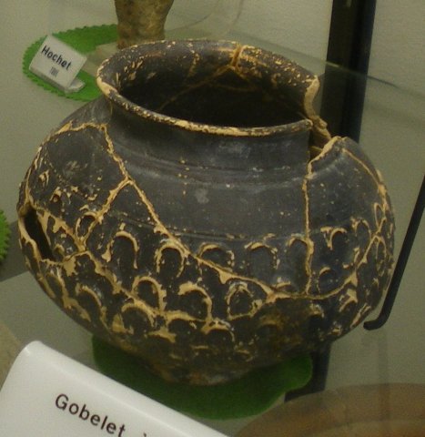 Vase en céramique noire décoré.
