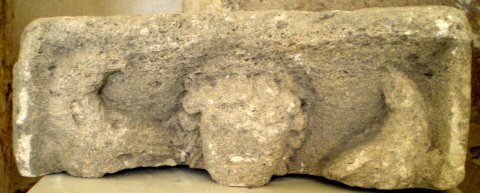 Fragment de stèle votive avec divinité aux oiseaux. Sorcy.