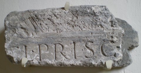Fragment d'une dédicace d'un des temples de Sorcy.