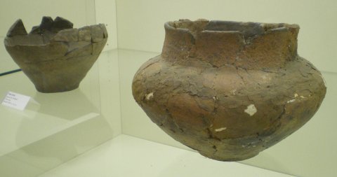 Vase à carène (1e plan) et vase-urne. Hallstatt. Rustroff.