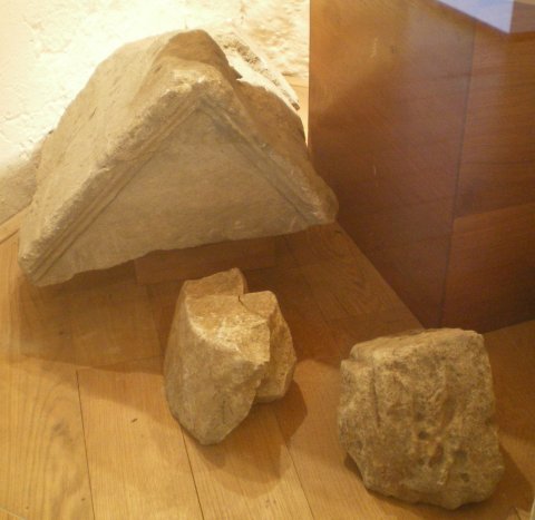 Fragments de stèle-maison.