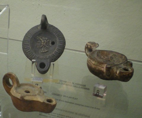 Lampes à huile d'époque romaine trouvées dans la région de Thionville.