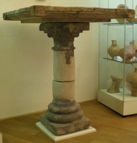 Table trouvée à Hettange-Grande Auf Khem. Seconde moitié IIIe s.