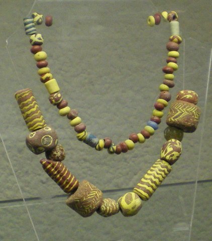 Colliers en perles de terre cuite colorées d'époque mérovingienne.