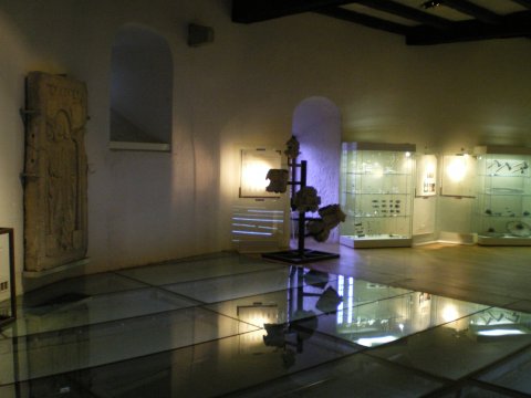 La salle consacrée aux dalles funéraires de la chapelle des Augustins.