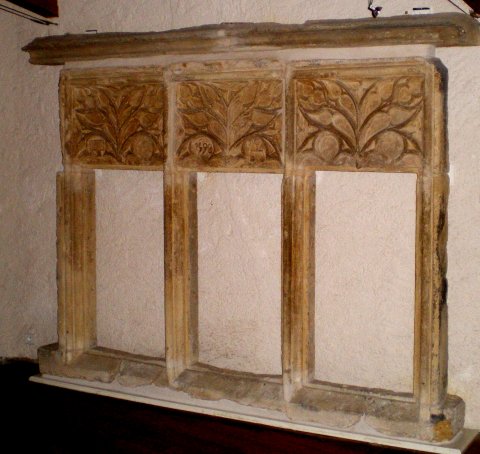 Fenêtres à meneaux et tympans sculptés. XVIe s.
