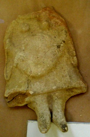 Vitrine de la Mésopotamie. Statuette féminine en terre cuite (déesse de la fécondité). Ie millénaire av. J.-C.