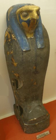 Vitrine de l'Égypte. Sarcophage en bois polychrome et doré.