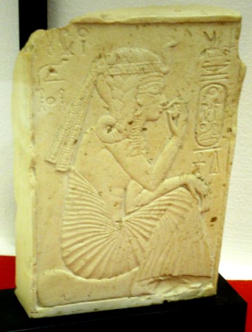 Vitrine de l'Égypte. Stèle de Ramsès II enfant (moulage du Louvre).
